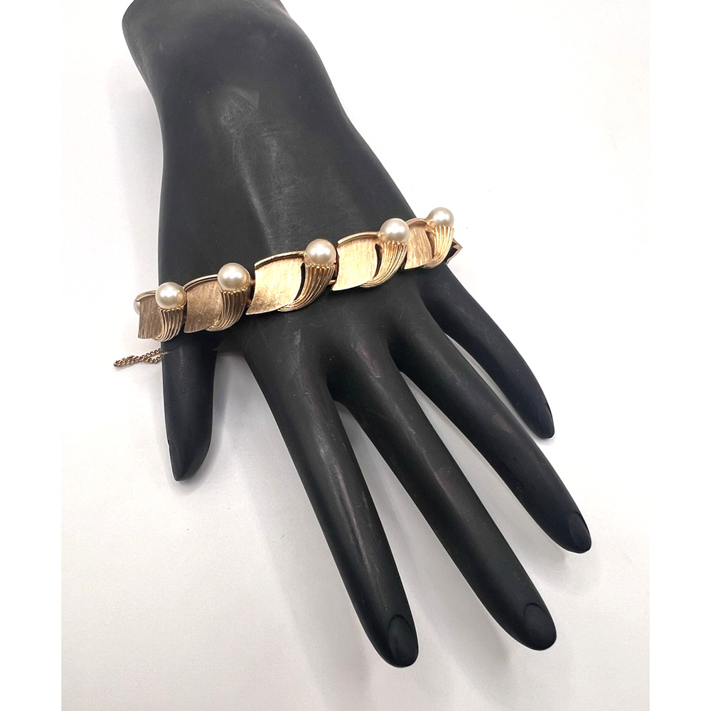 Vtg Signed CROWN TRIFARI Faux Pearl Bracelet Gold Brass Plated w/ Safety Chain - Picture 1 of 3